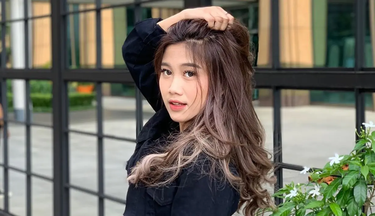Busana berwarna hitam memang enggak pernah salah untuk penampilan casual. Menggunakan jaket jeans hitam, penampilan penyanyi jebolan Indonesia Idol 2019 ini terlihat casual namun elegan. (Liputan6.com/IG/@awdella)