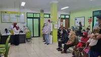 Petugas Puskesmas memberikan informasi terkait kenaikan tarif pelayanan puskesmas kepada pasien di Puskesmas Cinere, Kota Depok. (Liputan6.com/Dicky Agung Prihanto)