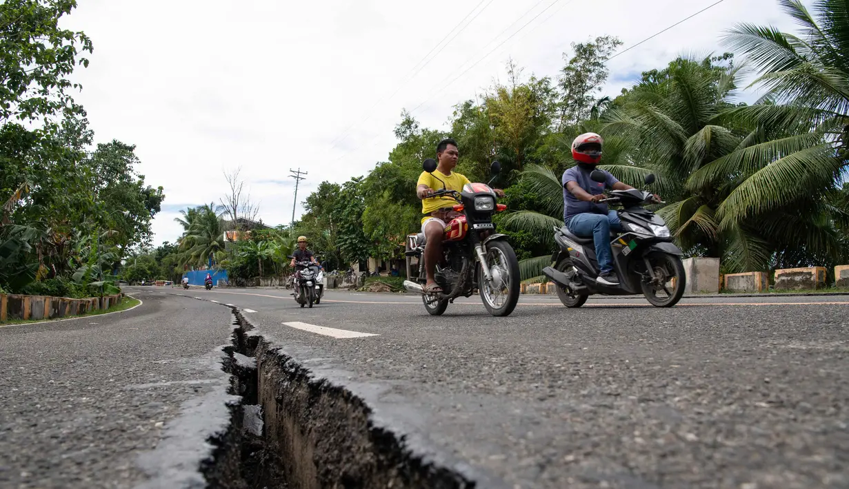 Institut Vulkanologi dan Seismologi Filipina mengatakan gempa terjadi Selasa (30/9/2025) pukul 21.59 malam waktu setempat, berpusat di 21 kilometer timur laut Kota Bogo dengan kedalaman lima kilometer. (TED ALJIBE/AFP)