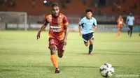 Dua assist diciptakan Terens Puhiri dalam laga melawan Persela, Sabtu, 6 Februari 2016. (sumber: PBFC Media/Liputan6.com/Istimewa))