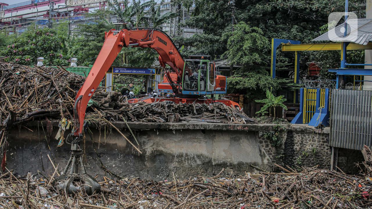 Sampah Kiriman Menumpuk di Pintu Air Manggarai