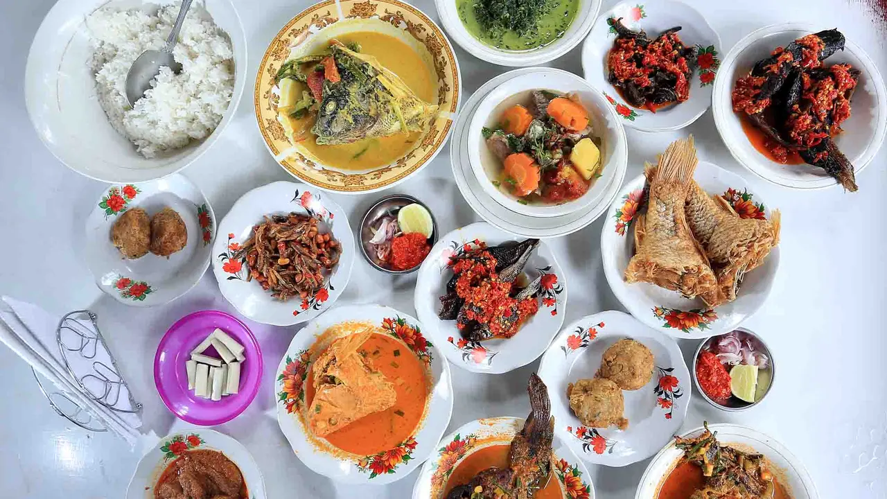 [Bintang] Sederet Makanan Menggiurkan di Pesta Adat Kahiyang dan Bobby