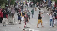 Sejumlah massa terlibat bentrok dengan polisi di kawasan Petamburan, Jakarta Barat, Rabu (22/5/2019). Kapolres Metro Jakarta Barat Kombes Hengki Haryadi menduga kuat massa aksi yang diamankan bukan merupakan warga Jakarta. (Liputan6.com/Faizal Fanani)