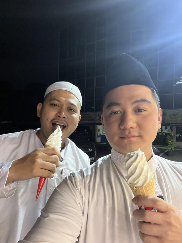 7 Potret Chef Arnold Pakai Baju Gamis dan Peci, Berburu Sahur Bareng Muslim