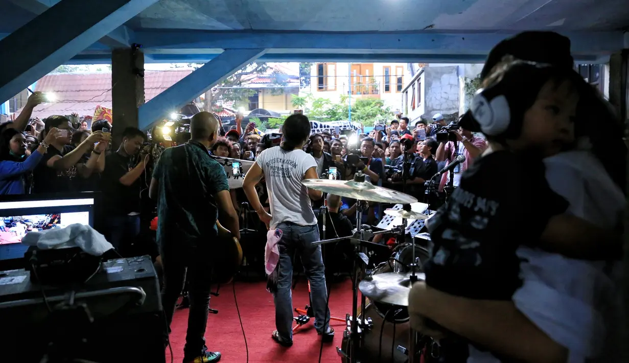 Disela-sela konser, juga diadakan acara potong tumpeng menandai hari jadi Kaka yang ke 43 tahun. Lagu Selamat Ulang Tahun bergema dari para slanker. Dan membuat suasana makin meriah. (Adrian Putra/Bintang.com)