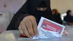 Seorang wanita memasukan kertas suaranya saat latihan pra-pemilihan di Banda Aceh, provinsi Aceh (6/4). Indonesia akan menyelenggarakan Pemilu serentak pada 17 April 2019. (AFP Photo/Chaideer Mahyudin)