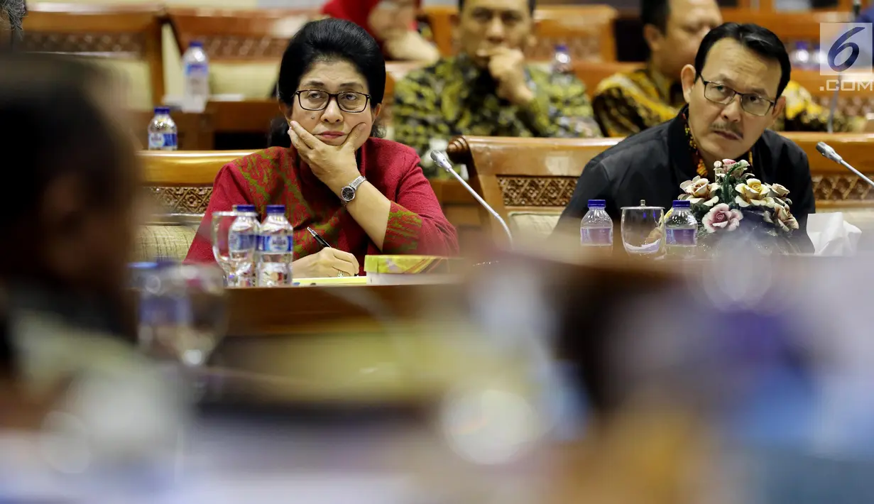 Menteri Kesehatan Nila Moeloek saat menghadiri rapat kerja (raker) dengan Komisi IX DPR di Kompleks Parlemen MPR/DPR-DPD, Senayan, Jakarta, Kamis (29/3). Raker tersebut membahas pelayanan dan pembiayaan obat untuk JKN. (Liputan6.com/JohanTallo)