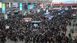 Suasana stasiun kereta api Hongqiao menjelang Tahun Baru Imlek di Shanghai (20/1/2023). Tahun Baru Imlek tahun ini menandai tahun kelinci air yang jatuh pada tanggal 22 Januari. (AFP/Hector Retamal)