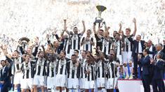 Para pemain Juventus merayakan gelar Scudetto yang ke-33 usai mengalahkan Crotone pada laga Serie A di Stadion Juventus, Turin, Minggu (21/5/2017). (EPA/Alessandro Di Marco)