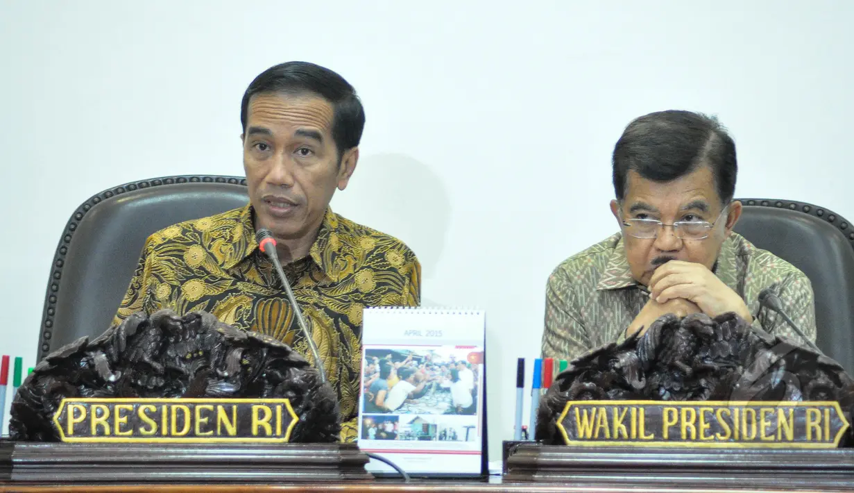 Presiden Joko Widodo dan Wapres Jusuf Kalla saat  dalam rapat terbatas di Istana Kepresidenan, Jakarta, Rabu (1/4/2015). Rapat membahas kerjasama antara BUMN dan BUMD dalam mengelola moda transportasi massal. (Liputan6.com/Faizal Fanani)