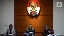 Wakil Ketua KPK Alexander Marwata (tengah) bersama Deputi Pencegahan KPK Pahala Nainggolan (kanan) memberikan keterangan hasil kajian Program Kartu Prakerja, di Gedung KPK, Jakarta, Kamis (18/6/2020). (merdeka.com/Dwi Narwoko)