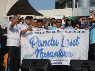Menteri Kelautan dan Perikanan Susi Pudjiastuti foto bersama usai meresmikan  'Pandu Laut Nusantara' sebagai wadah bersama untuk para pemerhati laut di CFD kawasan Bundaran HI, Jakarta, Minggu (15/7). (Liputan6.com/Arya Manggala)