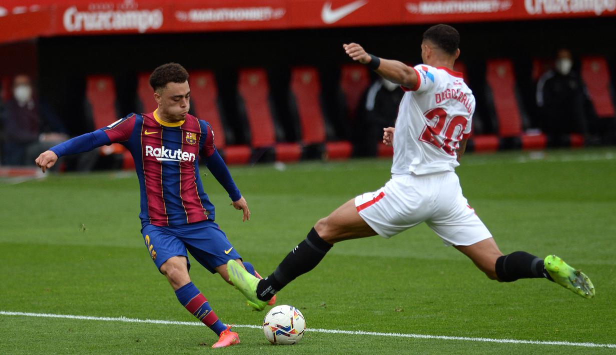 Sergino Dest (kiri) mendapat peluang untuk menggandakan keunggulan. Sayang, bola masih melambung di atas gawang Sevilla. (Foto: AFP/Cristina Quicler)