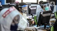 Peserta mengenakan masker, pelindung wajah, dan sarung tangan saat mengikuti Seleksi Bersama Masuk Perguruan Tinggi Negeri (SBMPTN) di Universitan Negeri Jakarta, Minggu (5/7/2020). Sebanyak 42.463 peserta mengikuti SBMPTN dengan prosedur protokol kesehatan. (Liputan6.com/Faizal Fanani)