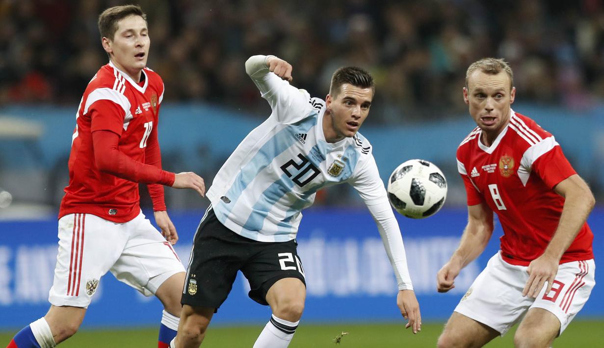 Gelandang Argentina, Giovani Lo Celso, menghindari kejaran pemain Rusia pada laga persahabatan jelang Piala Dunia 2018 di Stadion Luzhniki, Moskow, Sabtu (11/11/2017). Rusia kalah 0-1 dari Argentina. (AP/Pavel Golovkin)