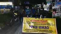 Penyekatan jalan menuju perumahan oleh petugas saat pemberlakuan PPKM Mikro di Pekanbaru. (Liputan6.com/M Syukur)