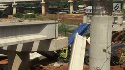 Sebuah truk proyek ditutup terpal biru akibat girder proyek pembangunan Jalan Tol Depok-Antasar di Jalan TB Simatupang, Jakarta ambruk, Selasa (2/1). Ambruknya girder tidak berpengaruh pada arus lalu lintas. (Liputan6.com/Immanuel Antonius)
