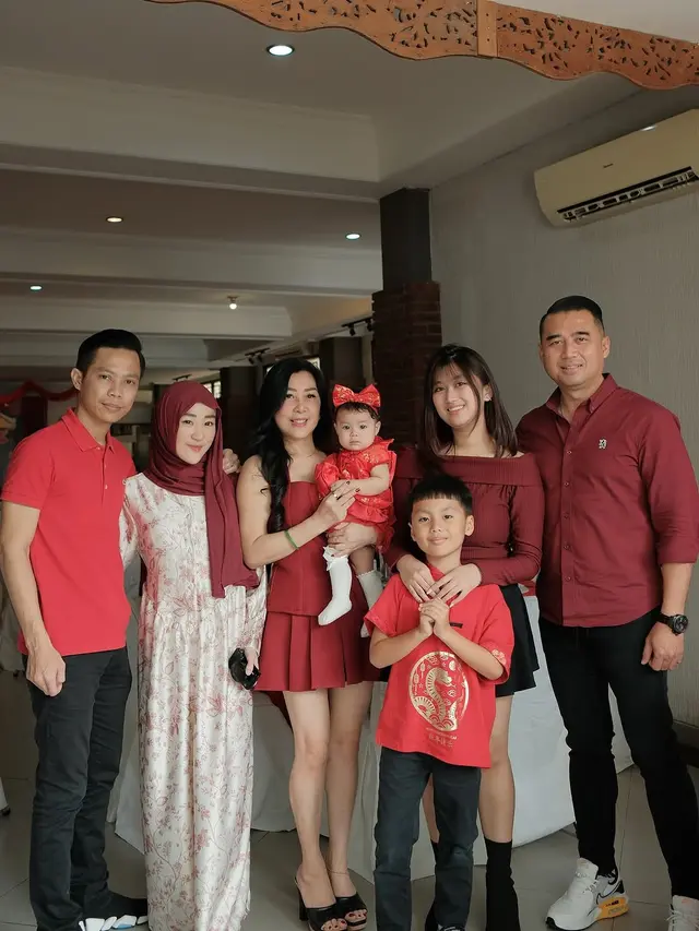 6 Potret Julie Tan Ibunda Larissa Chou Rayakan Imlek, Awet Muda Gendong Cucu