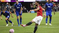 Eksekusi penalti Bruno Fernandes di laga&nbsp;Manchester United vs Everton di Premier League Summer Series 2025 di Mercedes-Benz Stadium, Senin (04/08/2025). (AP Photo/Colin Hubbard)
