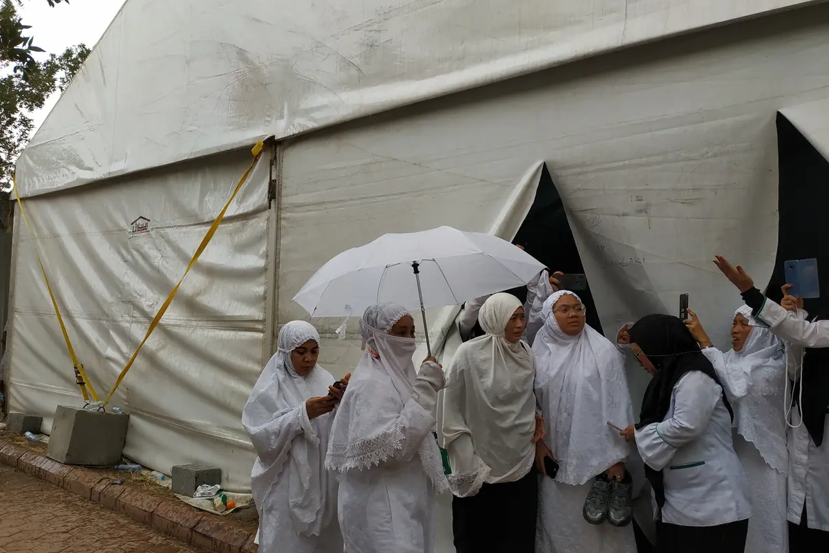 Jemaah haji Indonesia bersyukur hujan mengguyur Padang Arafah.