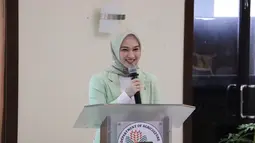 Apalagi eks JKT48 ini selalu melemparkan senyum saat presentasi. Hal ini membuatnya menjadi ambassador agriculture yang selalu dinanti-nantikan penampilannya saat presentasi di berbagai workshop agriculture yang ada di Jepang. (Liputan6.com/IG/@melodylaksani92)