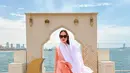 Penampilan yang cukup berbeda ketika Shandy Aulia berlibur ke Dubai. Di sini, Shandy Aulia tampil santun tertutup mengenakan dress pink panjang lengan panjang, dan syal putih yang menutupi kepalanya. [Foto: Instagram/shandyaulia]