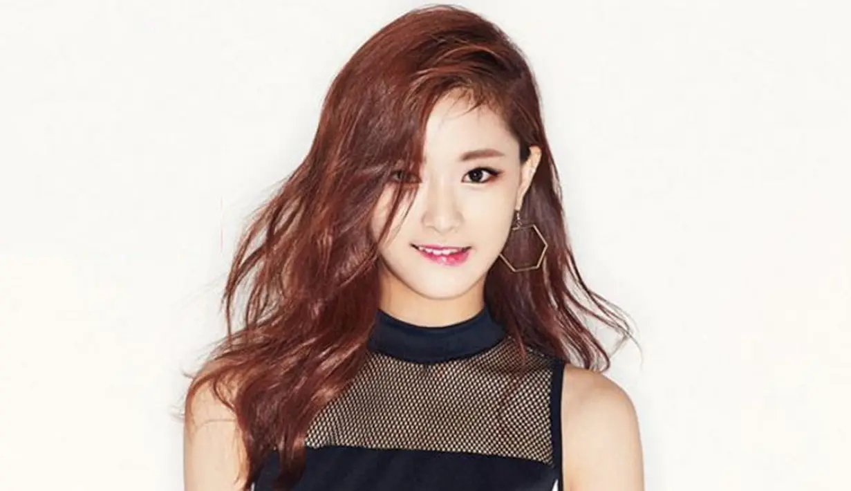 Selain cantik, ternyata Tzuyu TWICE punya tubuh yang lentur. Bahkan ia bisa memutar lengannya hingga 360 derajat. (Foto: Soompi.com)
