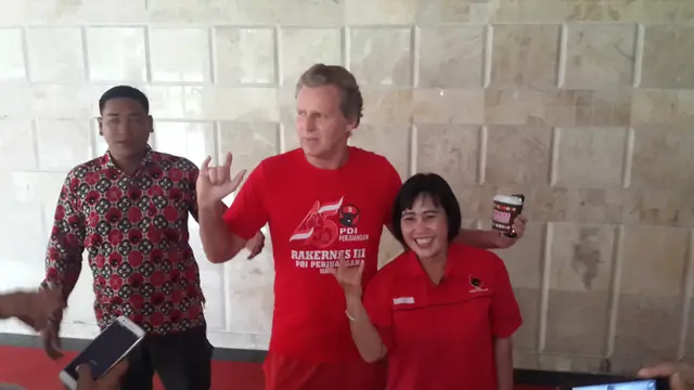 Pria Bule mengenakan kaos PDIP di Rakernas PDIP, Bali (Liputan6.com/Putu Merta)