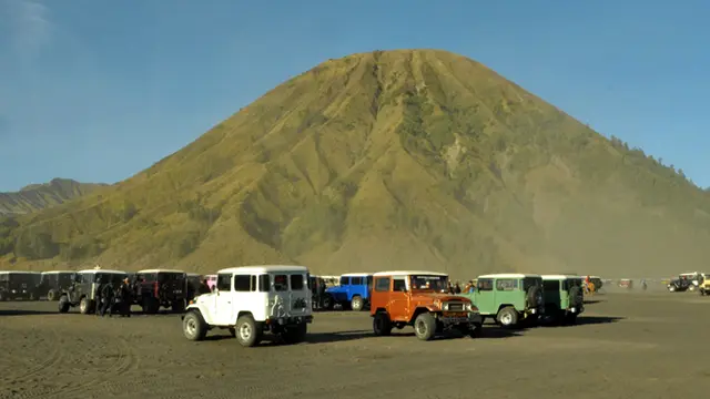 Gunung Batok letaknya bersebelahan dengan Gunung Bromo