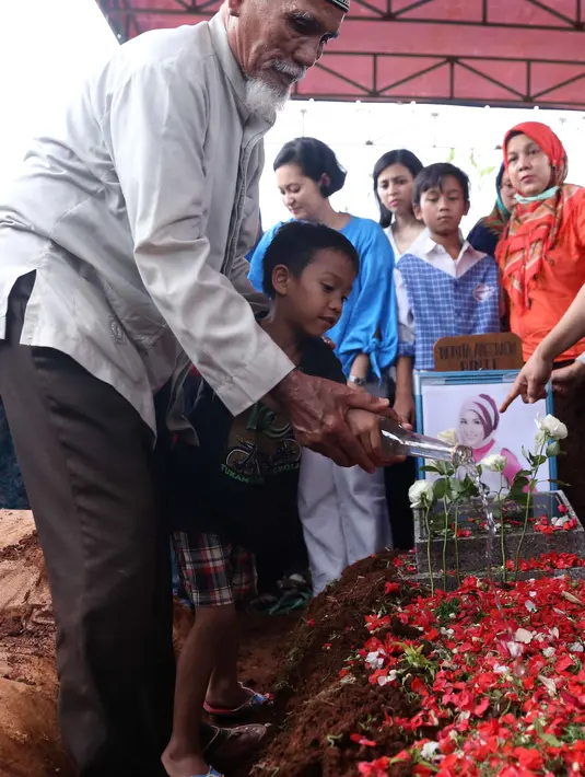 Karena keterbatasan lahan, Renita Sukardi atau biasa disapa Iren dimakamkan satu liang lahat dengan ibundanya. Almarhum meninggalkan seorang anak berusia lima tahun dan suami serta ayahnya. (Nurwahyunan/Bintang.com)