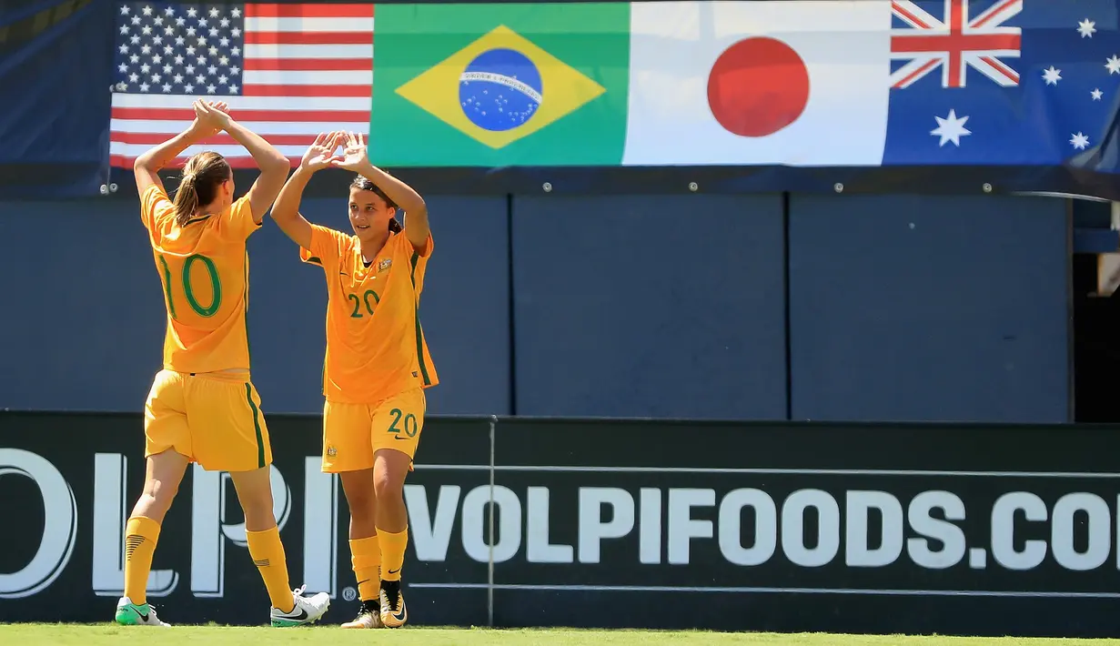 Pesepakbola wanita timnas Australia, Sam Kerr bersama rekan setimnya berselebrasi setelah mencetak gol ke gawang timnas Jepang pada turnamen sepakbola di Stadion Qualcomm, San Diego, California, 30 Juli 2017. (Sean M. Haffey/Getty Images/AFP)