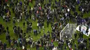 Pihak keamanan menahan penonton untuk tetap berada di stadion akibat tindak terorrisme yang terjadi di sekitar Stadion Stade de France, Prancis, Sabtu (13/11/2015). (AFP Photo/Franck Fife)