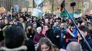 Aktivis Swedia, Greta Thunberg (tengah) mengikuti unjuk rasa pelajar Belgia terkait masalah perubahan iklim di kantor Uni Eropa, Brussels, Belgia, Kamis (21/2). Thunberg memimpin pawai ribuan pelajar menuju kantor Uni Eropa. (Liputan6.com/HO/Arie Asona)