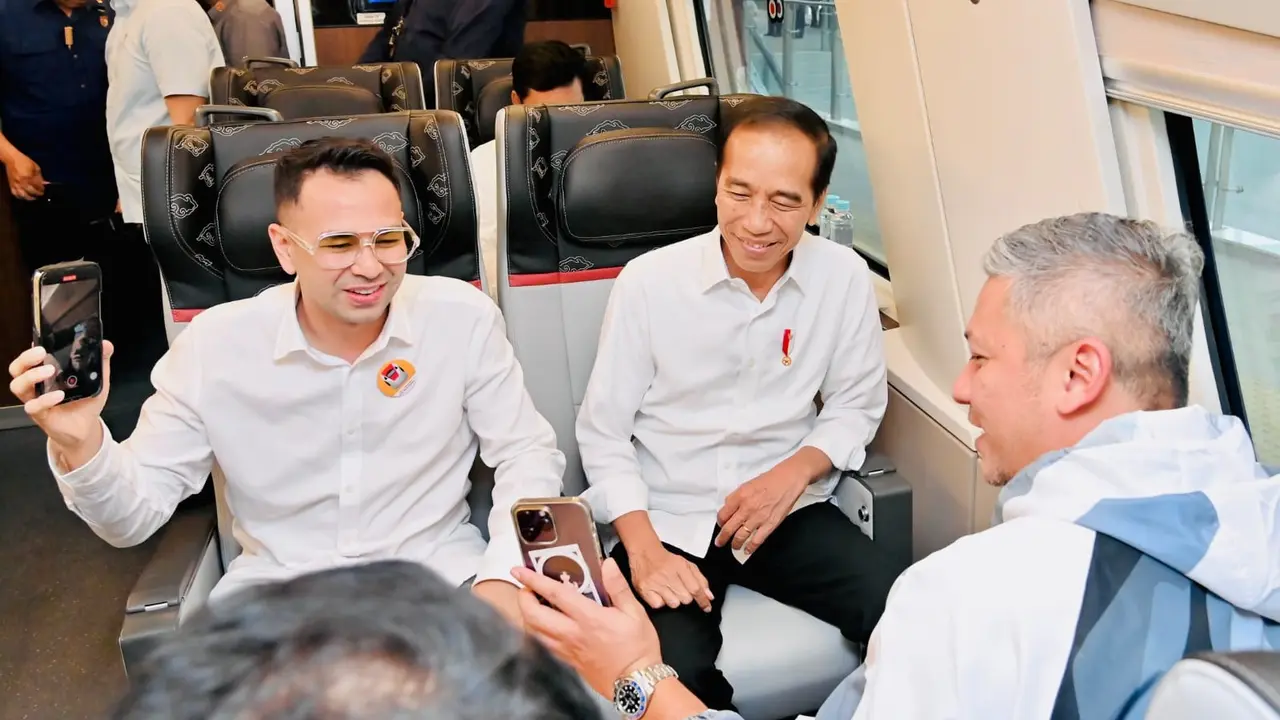 Jokowi mengajak serta sejumlah penggiat seni Tanah Air untuk mencoba moda transportasi Kereta Cepat Jakarta-Bandung (KCJB), salah satunya, Raffi Ahmad