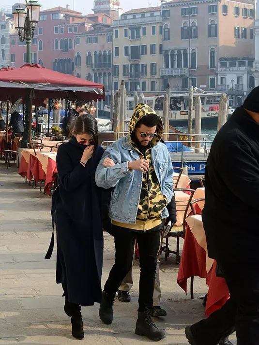 Setelah tertangkap kamera sedang berciuman di depan umum, Selena Gomez dan The Weeknd terus memamerkan kemesraan mereka. Terutama saat keduanya mengunjungi beberapa tempat di Italia. (doc.dailymail.com)