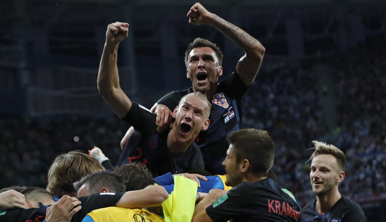 Para pemain Kroasia merayakan kemenangan atas Argentina pada laga grup D Piala Dunia di Stadion Nizhny Novgorod, Nizhny, Kamis (21/3/2018). Kroasia menang 3-0 atas Argentina. (AP/Ricardo Mazalan)