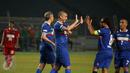 Mantan pesepakbola Liga Italia, David Trezeguet (tengah) merayakan golnya ke gawang Primavera Baretti saat laga persahabatan di Stadion GBK Jakarta, Sabtu (21/5/2016). Calcio Legendsukses permalukan tim Primavera 4-0. (Liputan6.com/Helmi Fithriansyah)