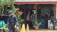 Polisi menggeledah rumah diduga dukun santet di kawasan Sawah Lama, Kecamatan Ciputat, Kota Tangerang Selatan (Tangsel). Dalam penggeledehan itu, polisi menemukan dua pucuk senjata api (senpi), sejumlah peluru, dan granat nanas. (Liputan6.com/Pramita Tristiawati)