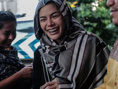 Aktris Nikita Mirzani saat mendatangi Polres Metro Jakarta Selatan, Rabu (24/10). Kedatangan Niki menjalani pemeriksaan terkait laporannya terhadap pengusaha Sam Aliano. (Liputan6.com/Faizal Fanani)