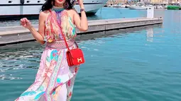 Selama menikmati momen liburan di Prancis, ia mengunjungi berbagai tempat yang indah seperti St Tropez, Cannes, hingga Menton. Banyak potret keseruannya saat berada di Prancis ini ia abadikan di media sosial Instagramnya. Tampil dengan gaya yang stylish, tidak jarang potretnya ini menuai banyak pujian netizen. (Liputan6.com/IG/@dps_diahpermatasari)