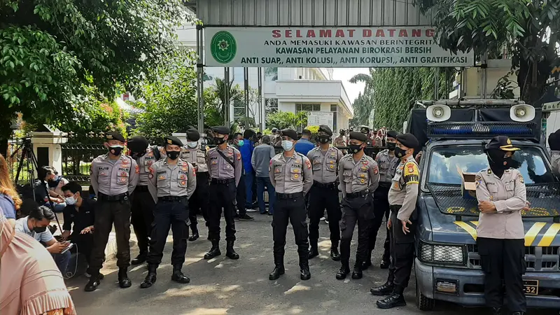 Polisi amankan sidang vonis Eks Pimpinan Front Pembela Islam (FPI) Muhammad Rizieq Shihab di Pengadilan Negeri Jakarta Timur. (Liputan6.com/Yopi Makdori)
