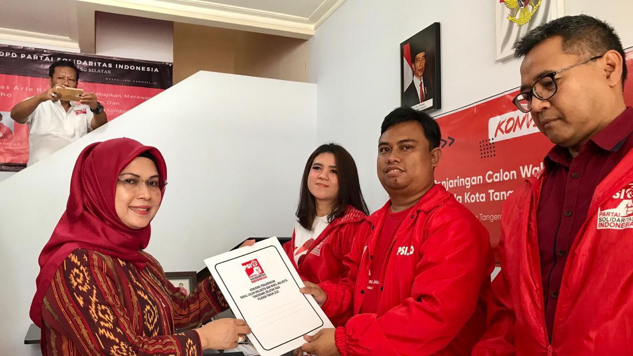 Siti Nur Azizah datangi PSI untuk mendaftar calon wali kota Tangsel (Pramita/Liputan6.com)