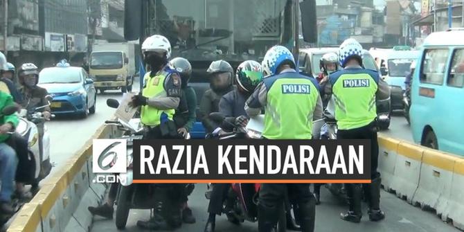 VIDEO: Pengendara Motor Nekat Nyaris Tabrak Mobil Polisi