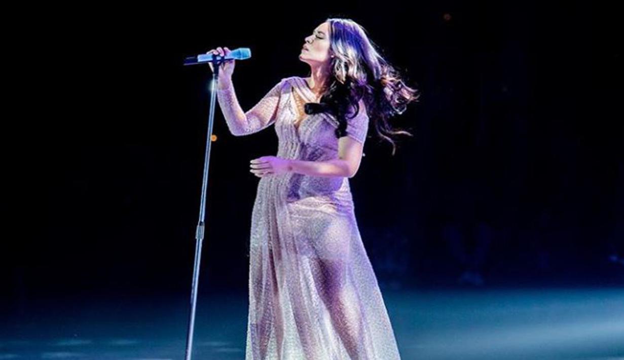 Pelantun lagu ‘Kali Kedua’ ini sering menggunakan dress panjang dengan tatanan rambut yang terurai. (Liputan6.com/IG/@raisa6690)