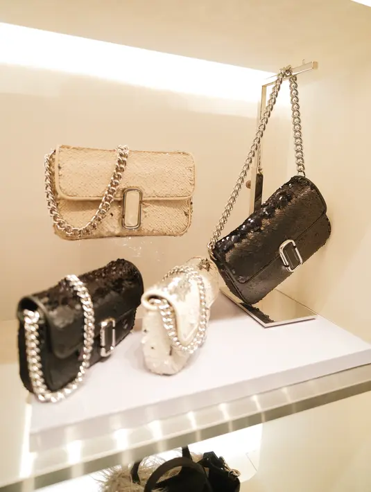 Koleksi ini meng-highlight The NEw of J Marc Shoulder Bag. Jika sebelumnya hanya punya warna nude, bold, dan monokrom, kini hadir dalam palet yang fun dan festive. [Marc Jacobs]