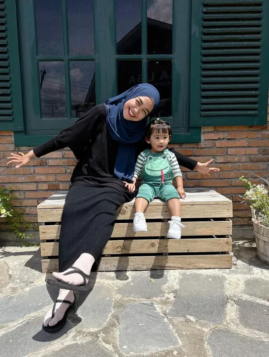 Berjalan-jalan berdua, Ria Ricis dan Moana terlihat menggemaskan dalam beragam pose. [Foto: Instagram/riaricis1795]