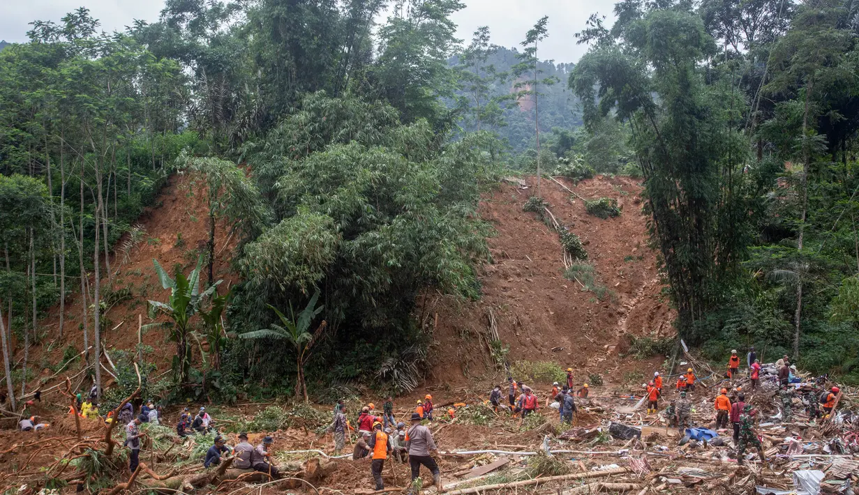 Sulitnya akses menuju lokasi yang tertimbun longsor menyulitkan tim SAR Gabungan mendatangkan alat berat. (DEVI RAHMAN/AFP)