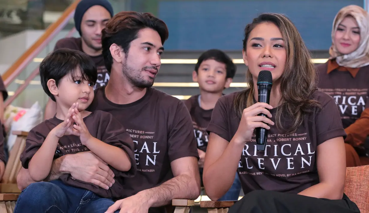 Tidak hanya Reza dan Adinia yang berperan dalam film Critical Eleven ini, terdapat juga beberapa bintang lainnya seperti Revalina S Temat, Astrid Tiar, Hamish Daud, Hannah Al Rashid, Refal Hady, dan masih banyak lainnya. (Adrian Putra/Bintang.com)