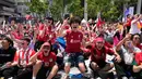 Pendukung Timnas Korea Selatan merayakan kemenangan setelah tim berjuluk Taegeuk Warriors tersebut mengalahkan Republik Ceko dalam pertandingan Grup A Piala Dunia 2026, di sebuah tempat menonton umum di Seoul, Korea Selatan, Jumat 12 Juni 2026. (AP Photo/Ahn Young-joon)