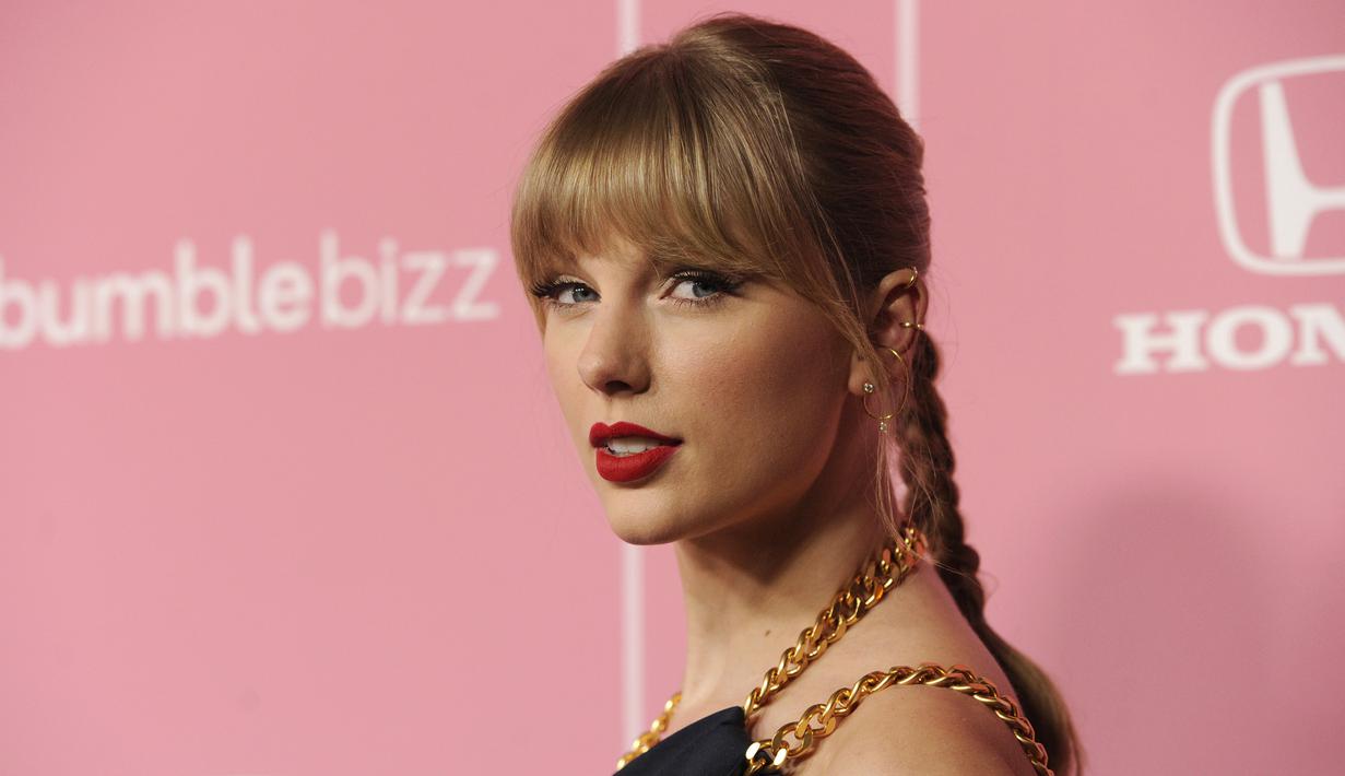 Foto Kenakan Jumpsuit Biru Taylor Swift Tampil Cantik Di Billboard Women In Music 2019 Showbiz Liputan6 Com